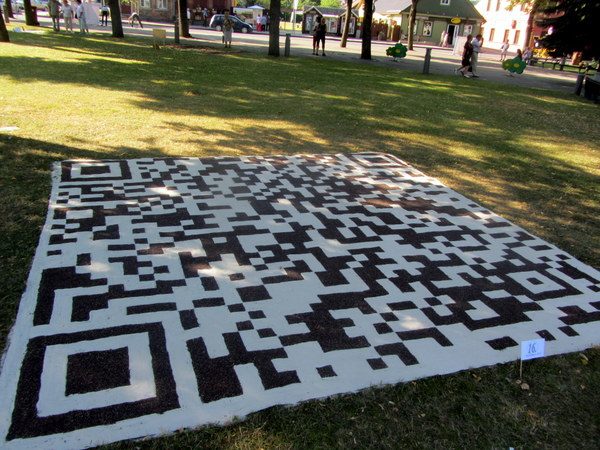 Dvispalvis QR kodas iš Naujų vėjų bendruomenės kilimo vedė tiesiai į šios bendruomenės FB puslapį internete.